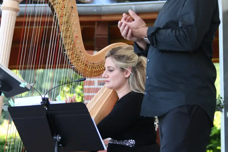 Concert de harpe et chant ténor à la roseraie à Saint-Galmier